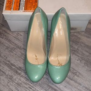 Calvin Klein teal pumps